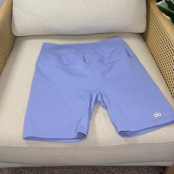 Alo Yoga Seamless Ribbed Favorite Short 6" Size medium - Picture 4 of 8